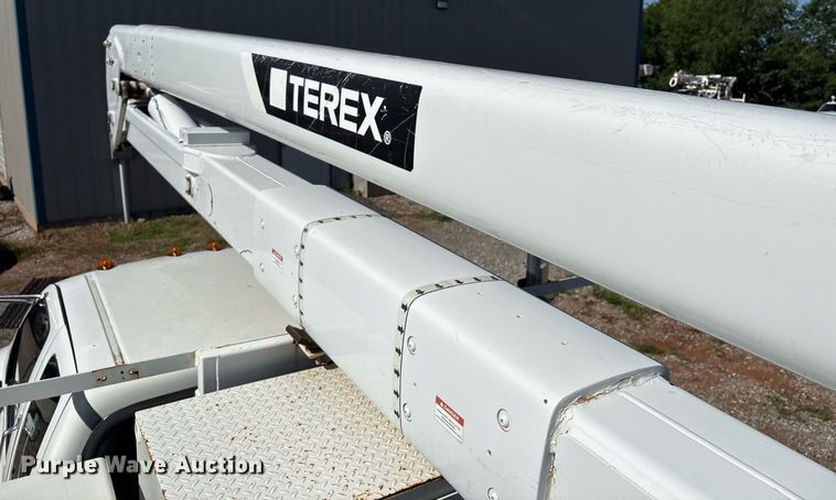 image for item EM2589 2004 Ford F750 Super Duty bucket truck