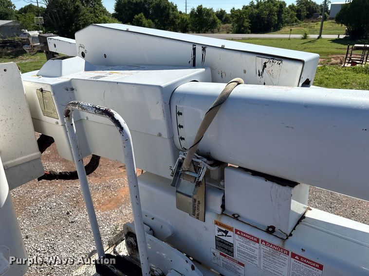 image for item EM2589 2004 Ford F750 Super Duty bucket truck