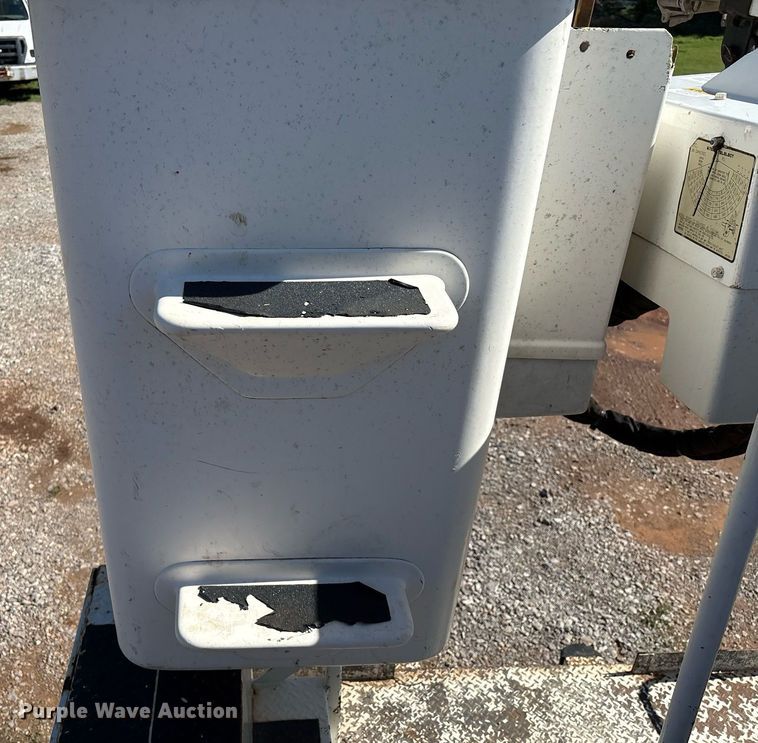 image for item EM2589 2004 Ford F750 Super Duty bucket truck