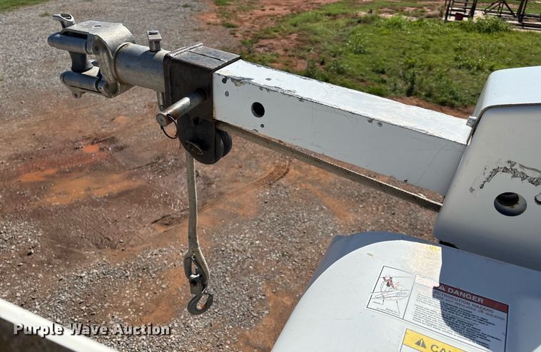 image for item EM2589 2004 Ford F750 Super Duty bucket truck