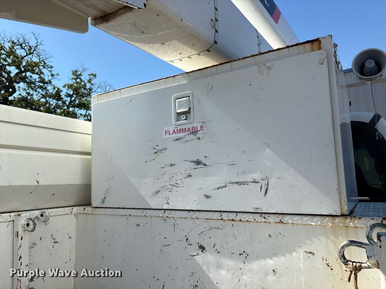 image for item EM2589 2004 Ford F750 Super Duty bucket truck