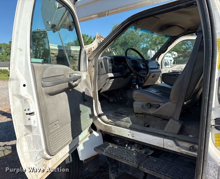 image for item EM2589 2004 Ford F750 Super Duty bucket truck