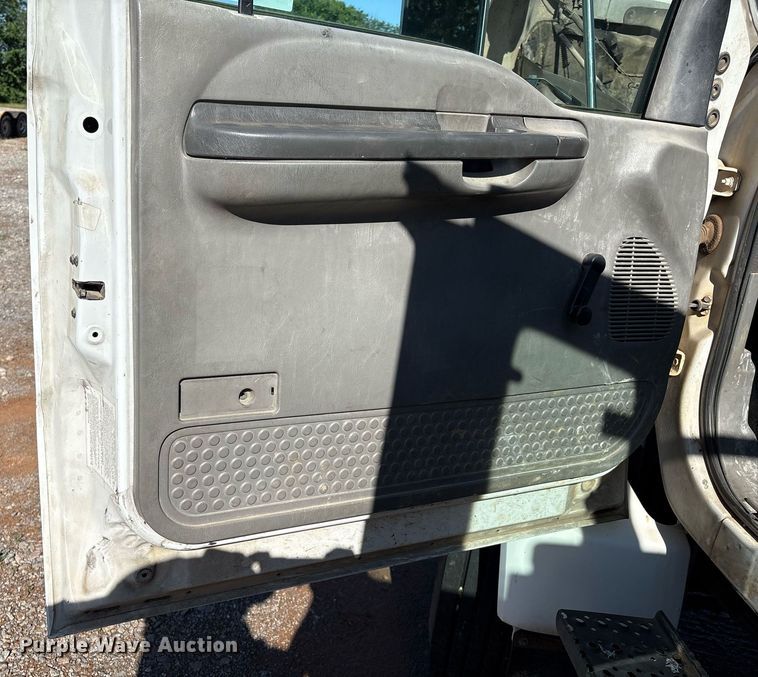 image for item EM2589 2004 Ford F750 Super Duty bucket truck