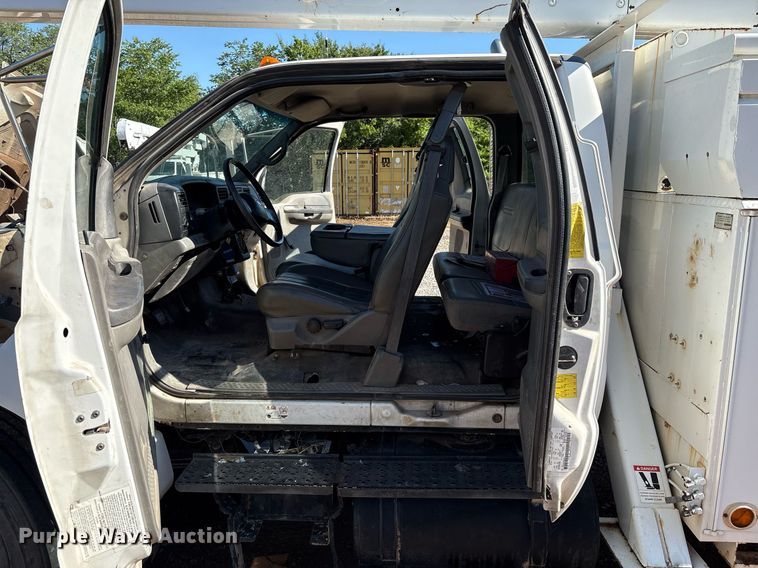 image for item EM2589 2004 Ford F750 Super Duty bucket truck