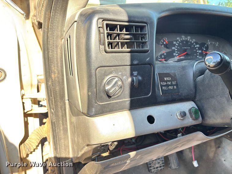 image for item EM2589 2004 Ford F750 Super Duty bucket truck