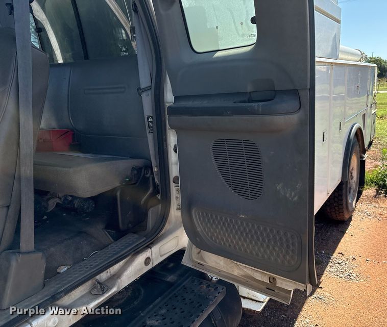 image for item EM2589 2004 Ford F750 Super Duty bucket truck