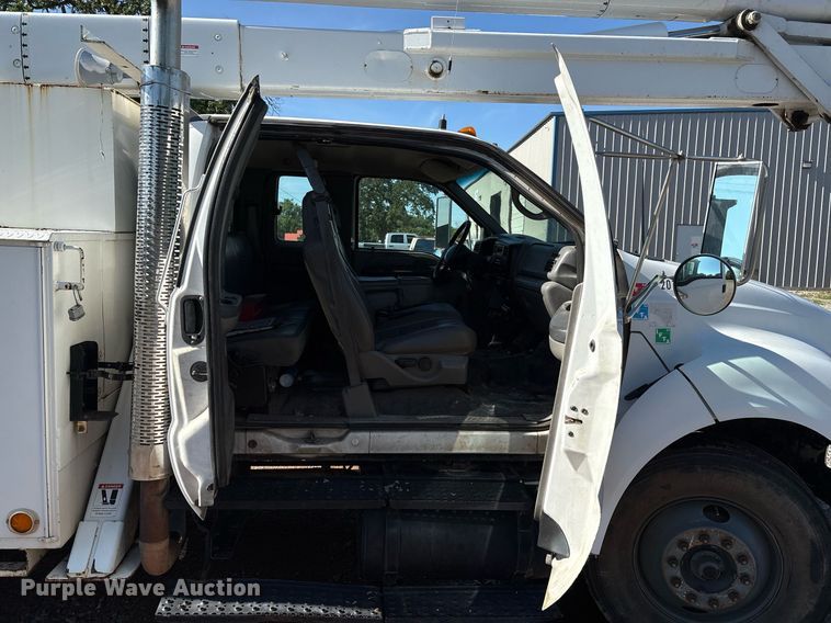 image for item EM2589 2004 Ford F750 Super Duty bucket truck