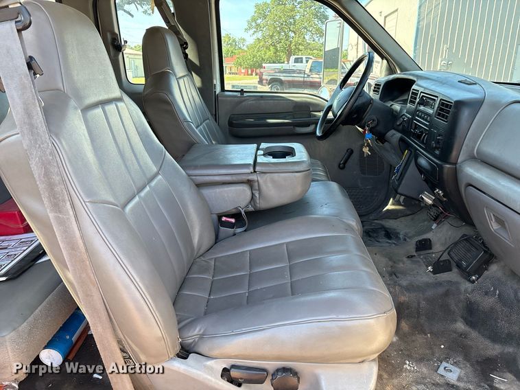 image for item EM2589 2004 Ford F750 Super Duty bucket truck