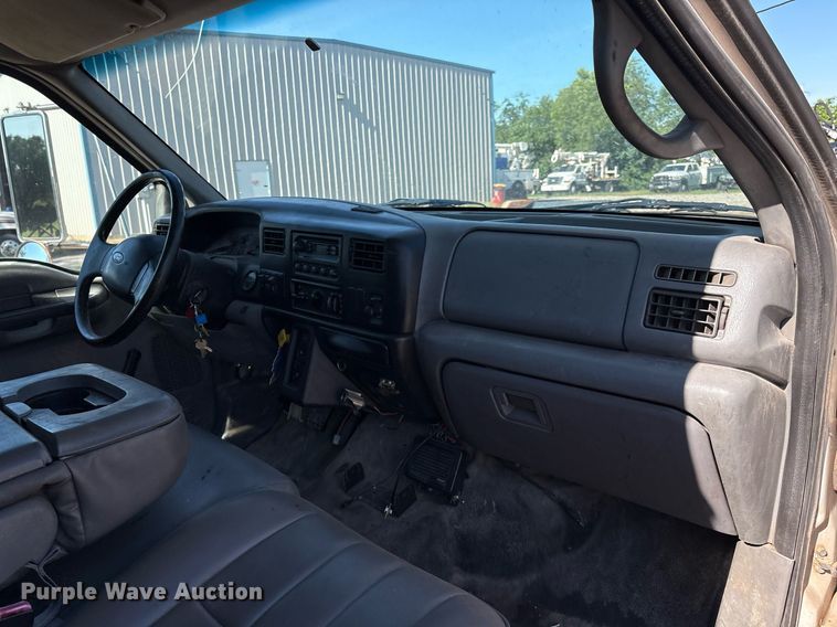 image for item EM2589 2004 Ford F750 Super Duty bucket truck