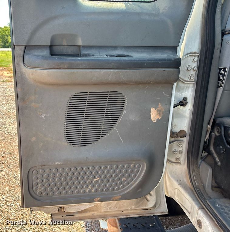 image for item EM2589 2004 Ford F750 Super Duty bucket truck