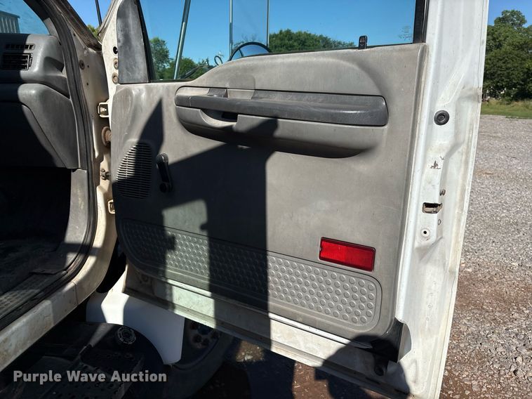 image for item EM2589 2004 Ford F750 Super Duty bucket truck