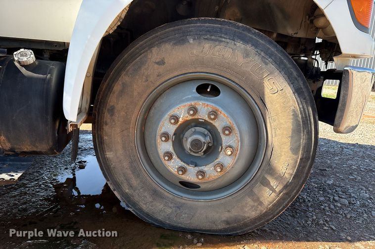 image for item EM2589 2004 Ford F750 Super Duty bucket truck