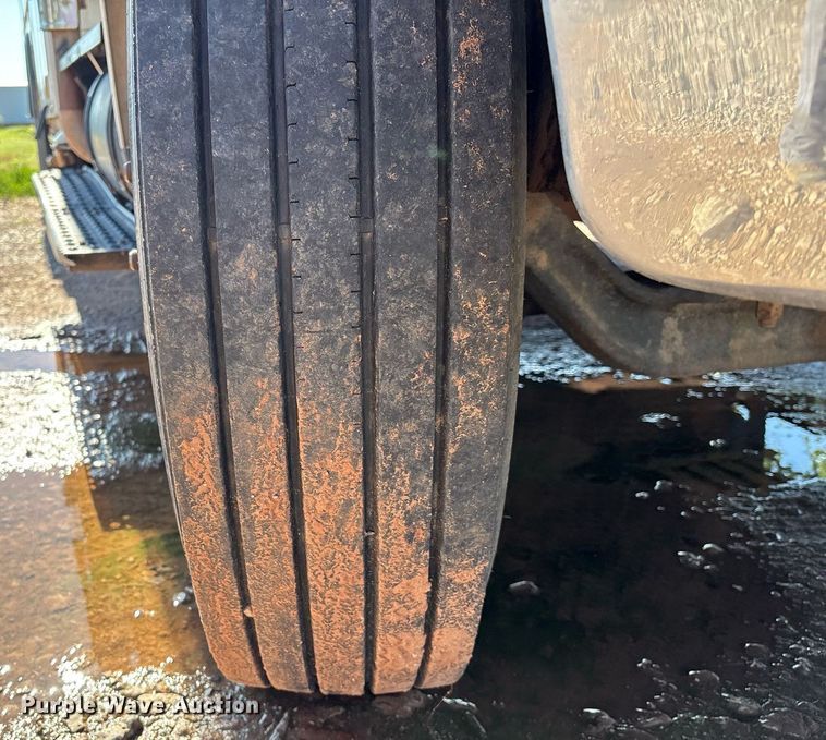 image for item EM2589 2004 Ford F750 Super Duty bucket truck