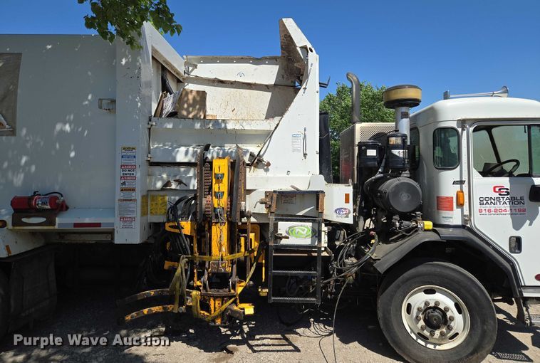 image for item EM7340 2017 Peterbilt 320 refuse truck