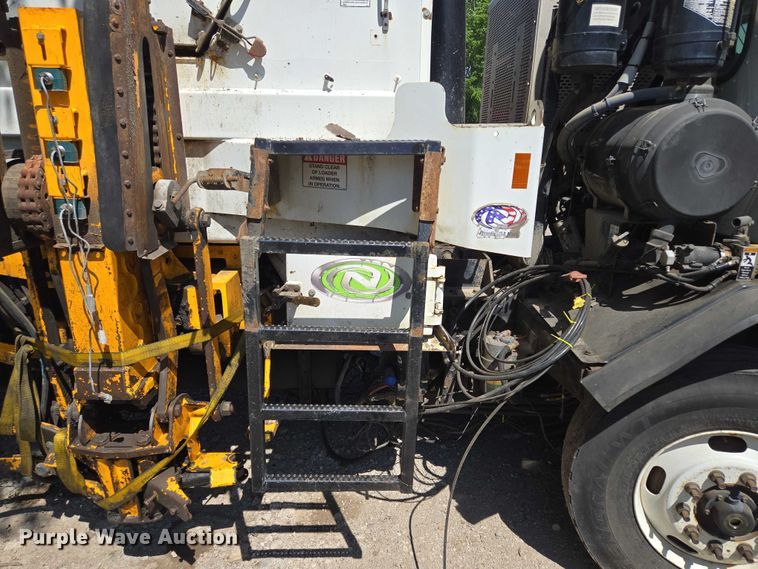 image for item EM7340 2017 Peterbilt 320 refuse truck