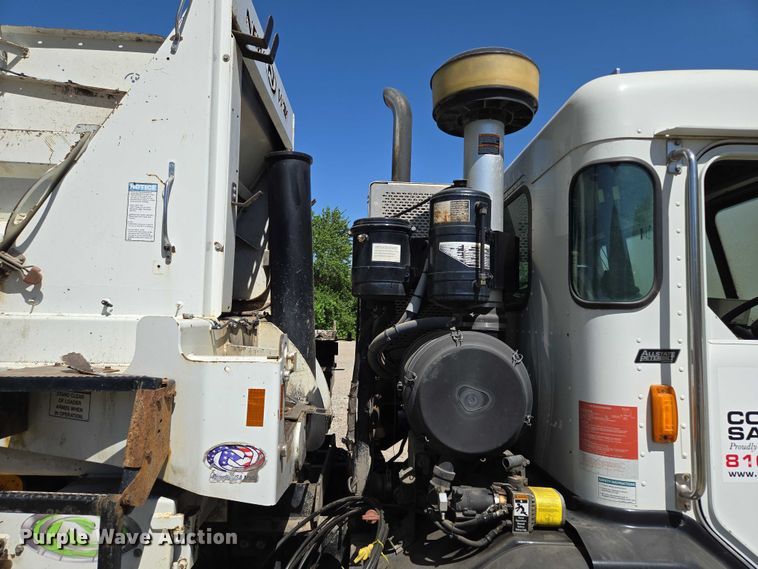 image for item EM7340 2017 Peterbilt 320 refuse truck