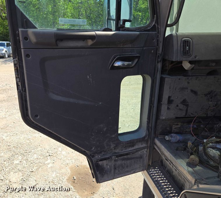 image for item EM7340 2017 Peterbilt 320 refuse truck