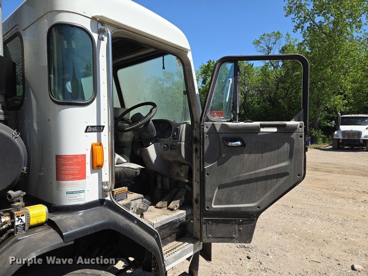 image for item EM7340 2017 Peterbilt 320 refuse truck