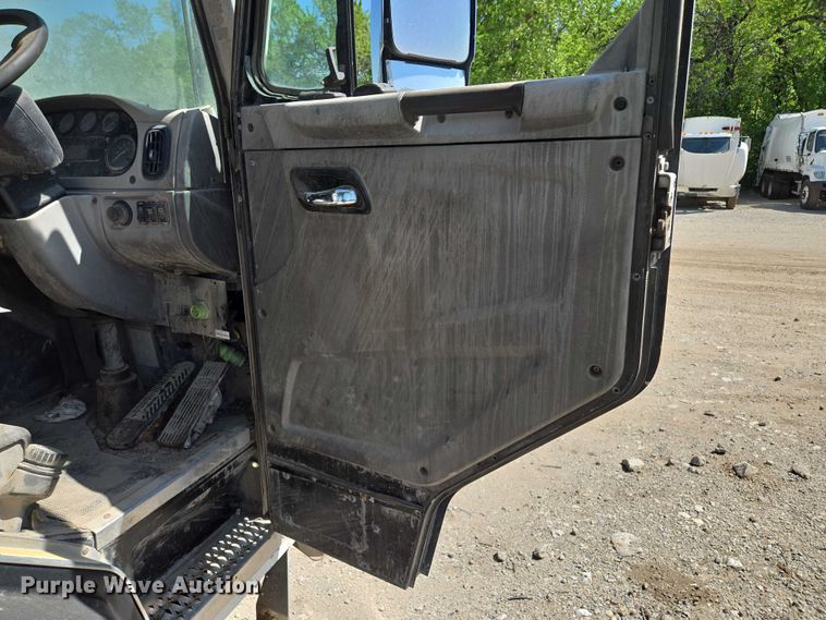 image for item EM7340 2017 Peterbilt 320 refuse truck