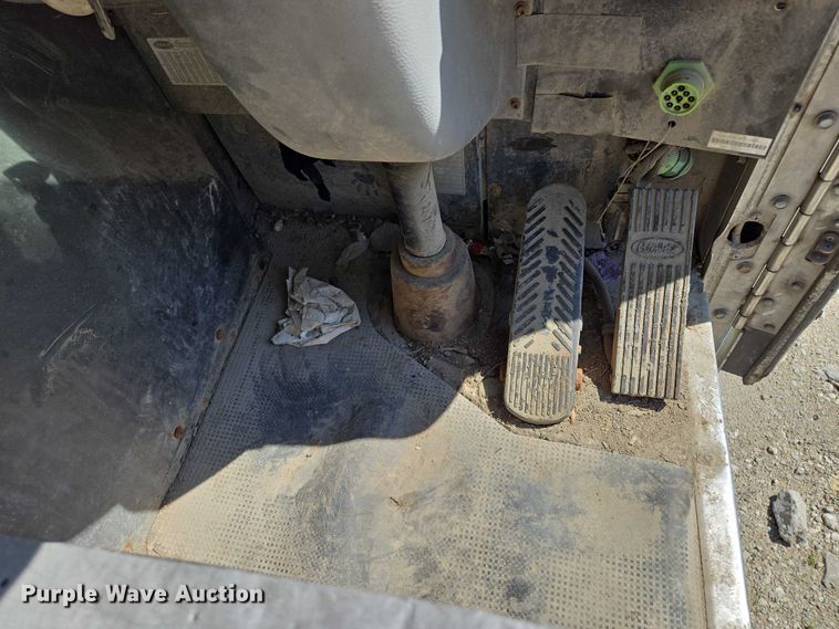 image for item EM7340 2017 Peterbilt 320 refuse truck