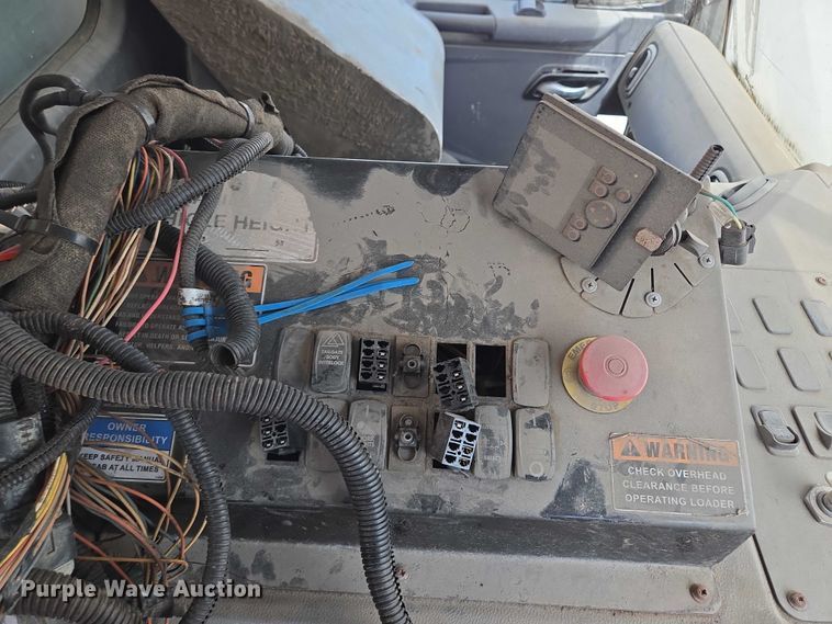 image for item EM7340 2017 Peterbilt 320 refuse truck