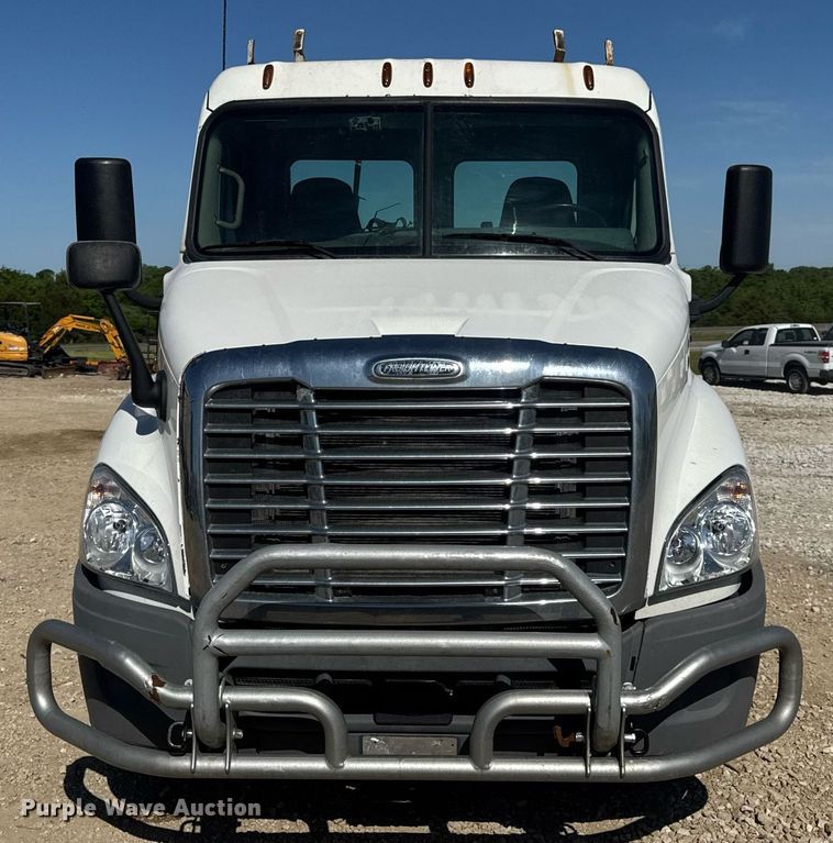 image for item EN4559 2016 Freightliner Cascadia Evolution semi truck