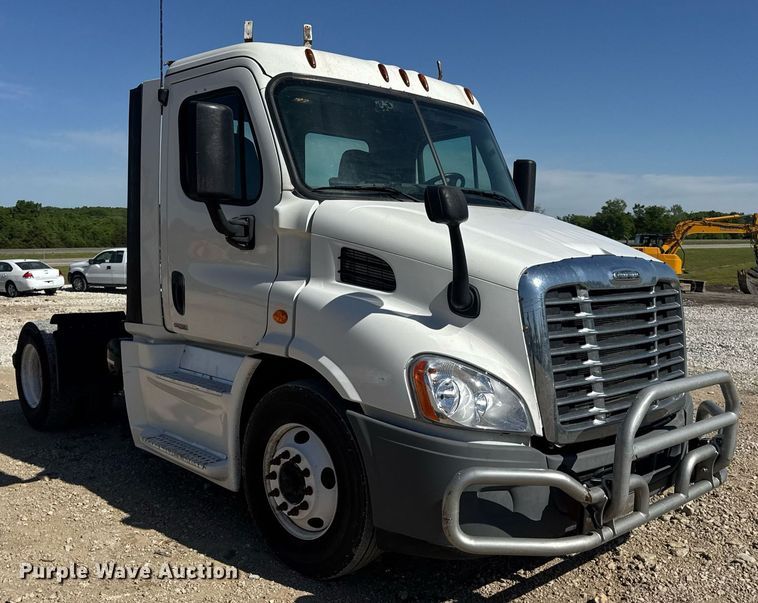 image for item EN4559 2016 Freightliner Cascadia Evolution semi truck