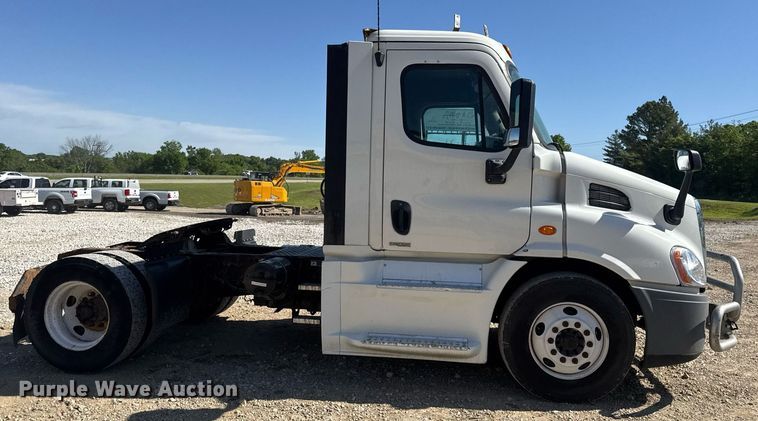 image for item EN4559 2016 Freightliner Cascadia Evolution semi truck