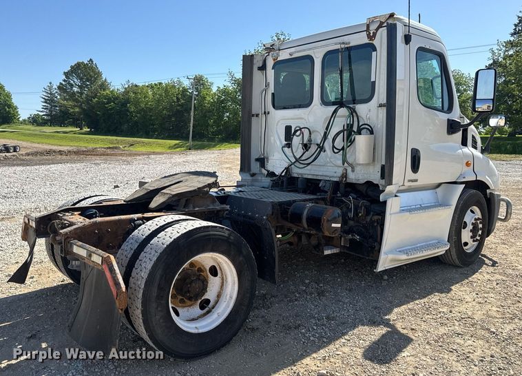 image for item EN4559 2016 Freightliner Cascadia Evolution semi truck