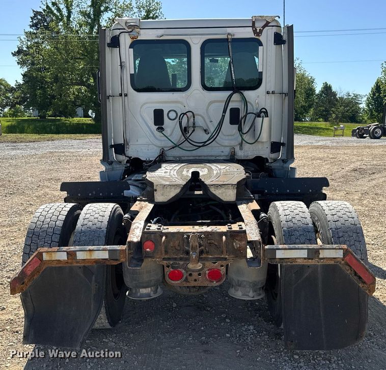 image for item EN4559 2016 Freightliner Cascadia Evolution semi truck