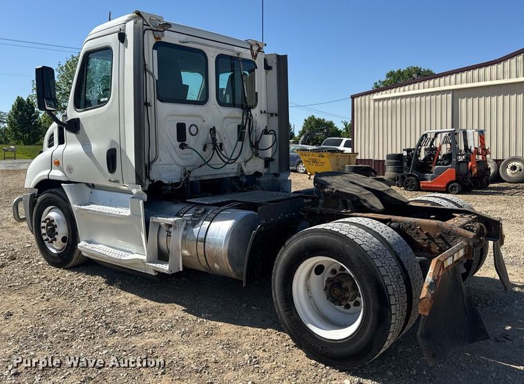 image for item EN4559 2016 Freightliner Cascadia Evolution semi truck
