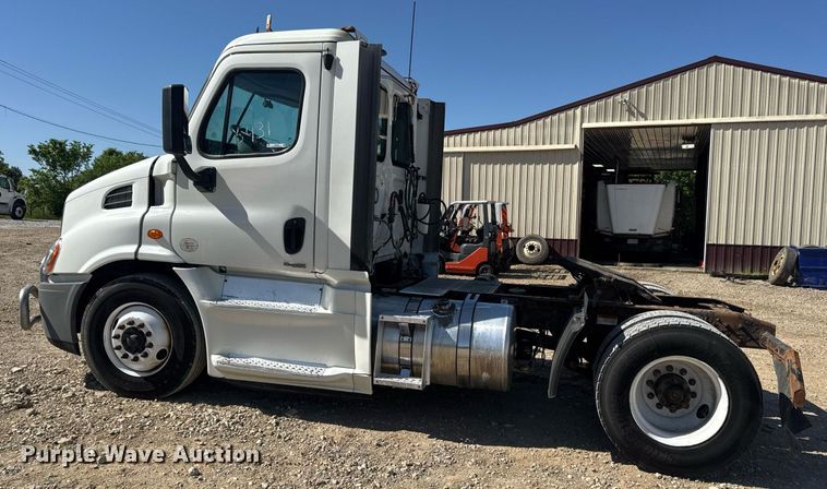 image for item EN4559 2016 Freightliner Cascadia Evolution semi truck