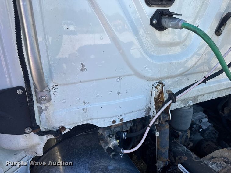 image for item EN4559 2016 Freightliner Cascadia Evolution semi truck