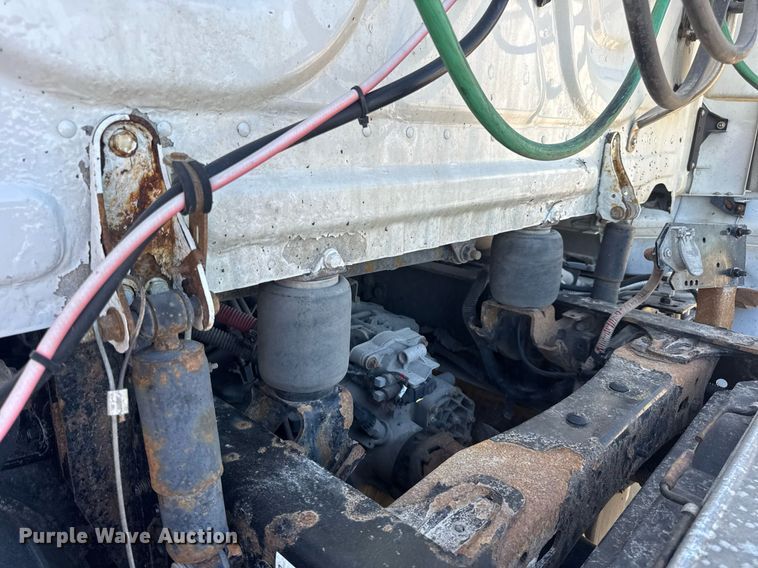 image for item EN4559 2016 Freightliner Cascadia Evolution semi truck