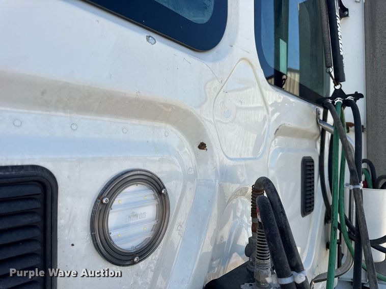 image for item EN4559 2016 Freightliner Cascadia Evolution semi truck