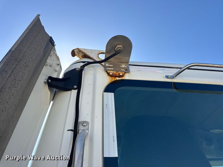 image for item EN4559 2016 Freightliner Cascadia Evolution semi truck