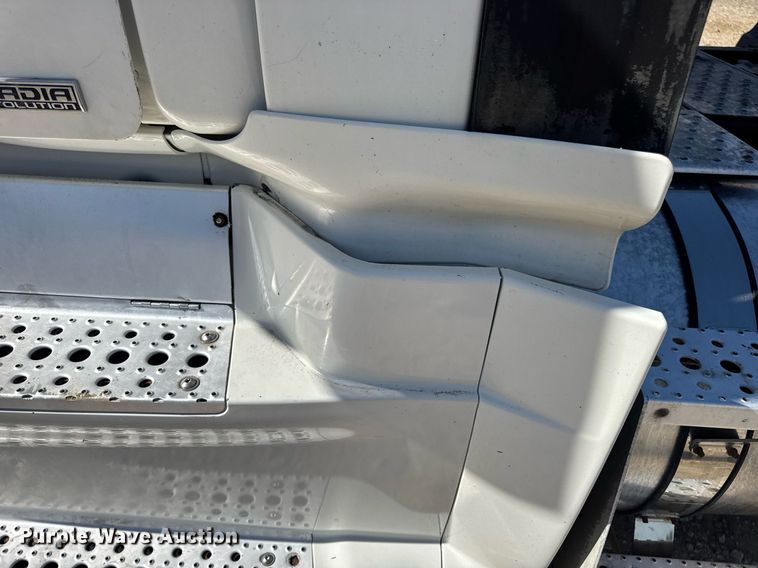 image for item EN4559 2016 Freightliner Cascadia Evolution semi truck