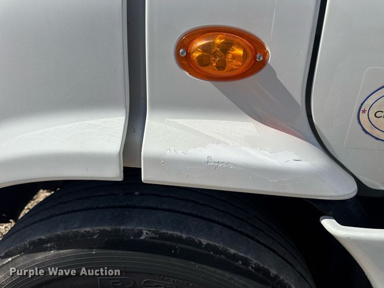 image for item EN4559 2016 Freightliner Cascadia Evolution semi truck