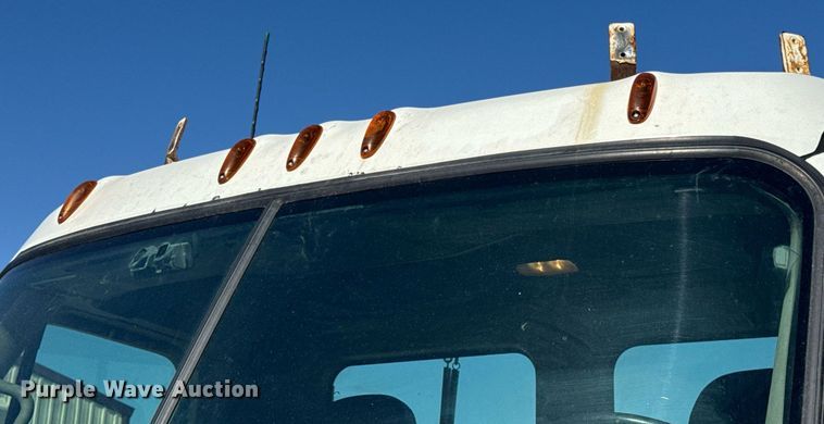 image for item EN4559 2016 Freightliner Cascadia Evolution semi truck