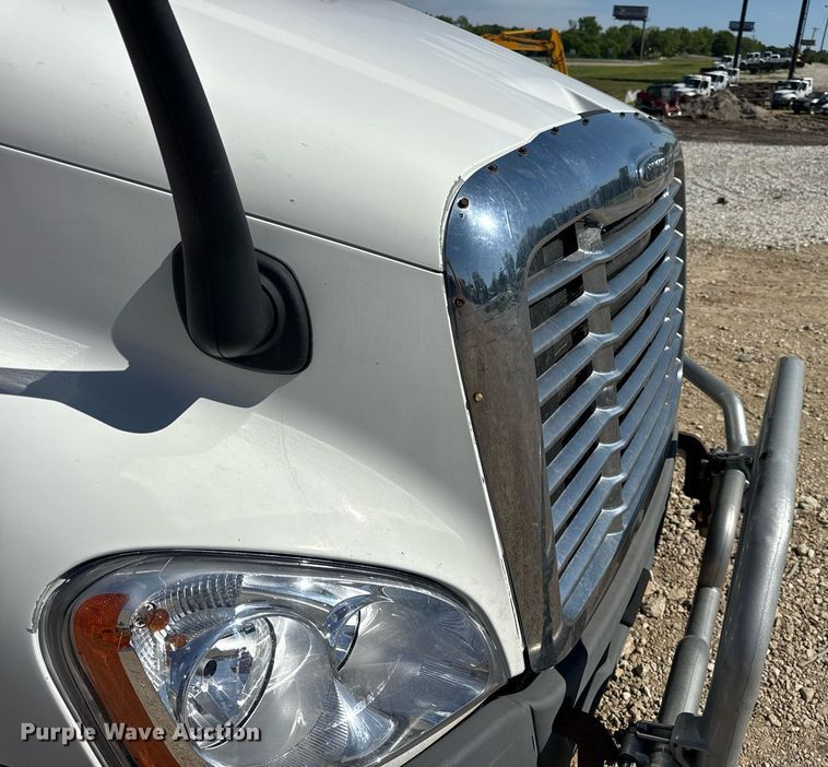 image for item EN4559 2016 Freightliner Cascadia Evolution semi truck