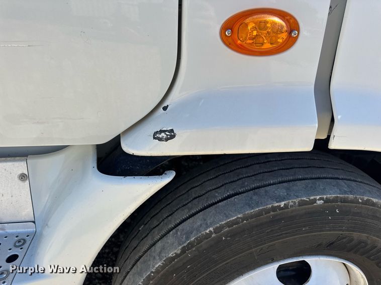 image for item EN4559 2016 Freightliner Cascadia Evolution semi truck