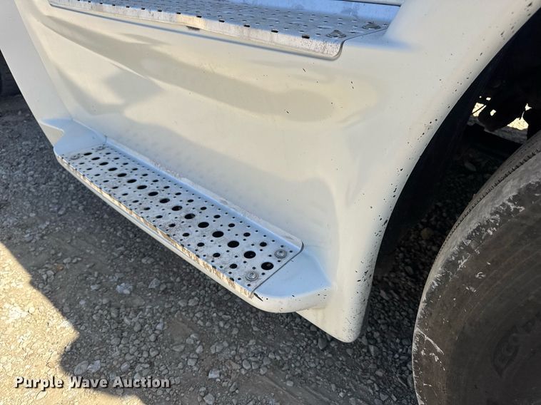 image for item EN4559 2016 Freightliner Cascadia Evolution semi truck