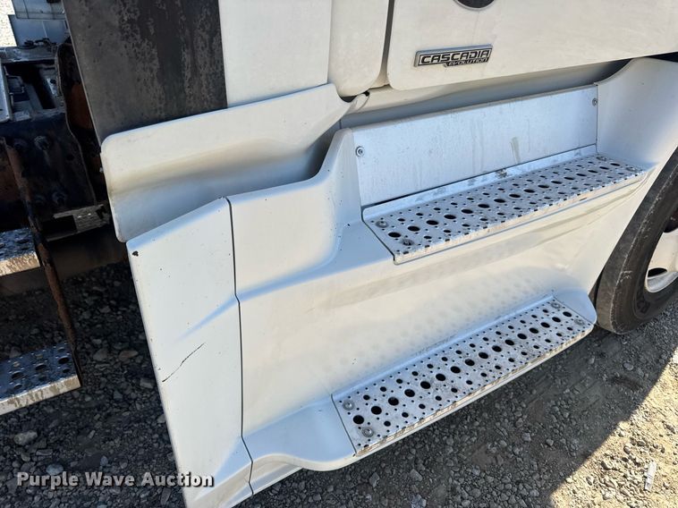 image for item EN4559 2016 Freightliner Cascadia Evolution semi truck