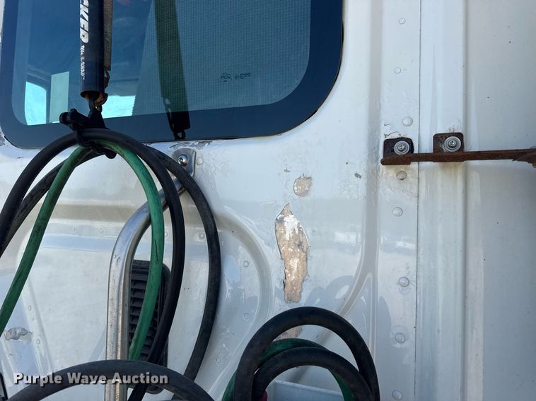 image for item EN4559 2016 Freightliner Cascadia Evolution semi truck