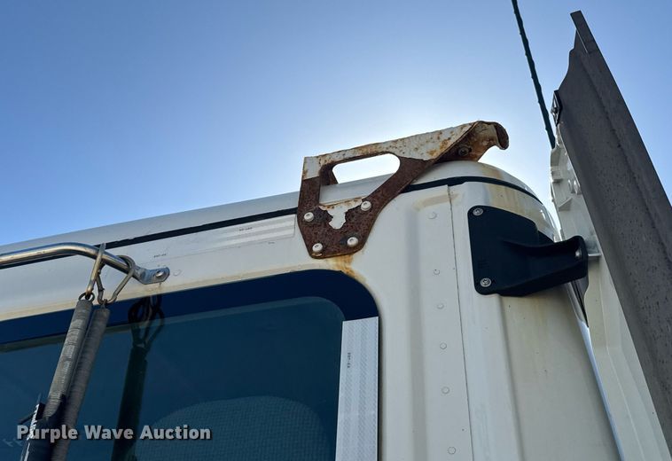 image for item EN4559 2016 Freightliner Cascadia Evolution semi truck