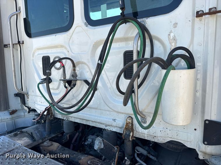 image for item EN4559 2016 Freightliner Cascadia Evolution semi truck