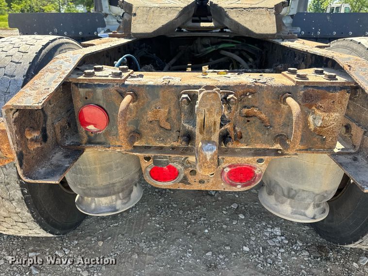 image for item EN4559 2016 Freightliner Cascadia Evolution semi truck