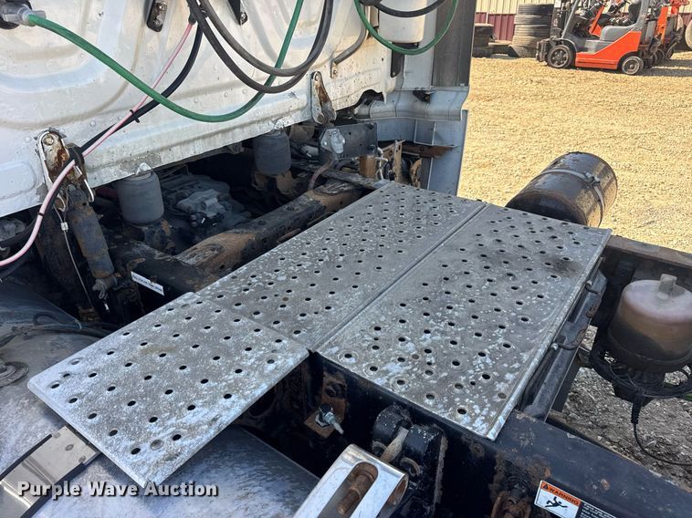 image for item EN4559 2016 Freightliner Cascadia Evolution semi truck