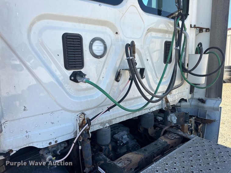 image for item EN4559 2016 Freightliner Cascadia Evolution semi truck