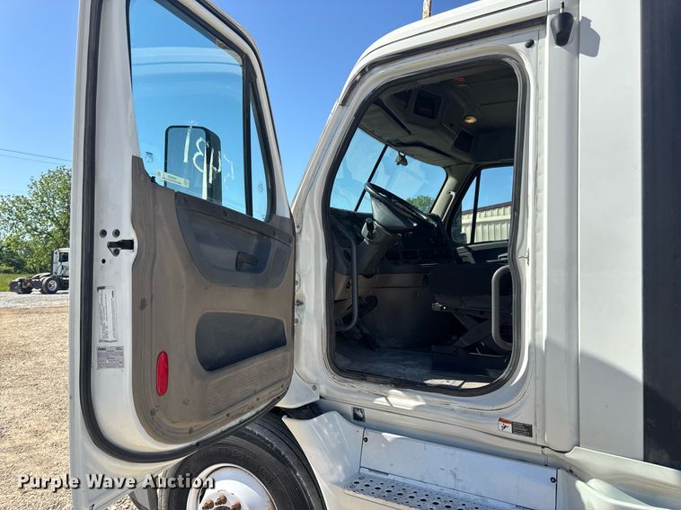 image for item EN4559 2016 Freightliner Cascadia Evolution semi truck